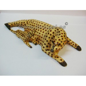 Leopardo tombado com bebe