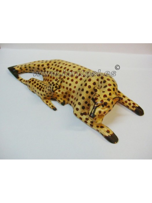Leopardo tombado com bebe